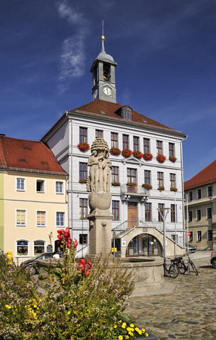 Deutschland, Sachsen, Bischofswerda, Marktplatz Altmarkt, Rathaus und Springbrunnen, lizenzfreies Stockfoto