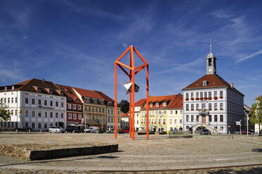 Deutschland, Sachsen, Bischofswerda, Marktplatz Altmarkt, Rathaus und Skulptur 'Mediaturm' - BTF00492