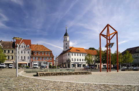 Deutschland, Sachsen, Bischofswerda, Marktplatz Altmarkt, Christuskirche und Skulptur 'Mediaturm', lizenzfreies Stockfoto