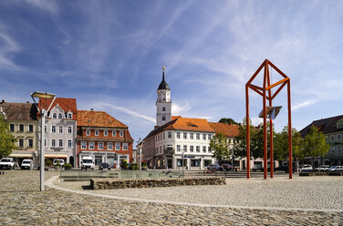 Deutschland, Sachsen, Bischofswerda, Marktplatz Altmarkt, Christuskirche und Skulptur 'Mediaturm' - BTF00493