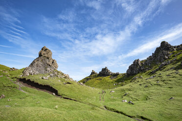 Vereinigtes Königreich, Schottland, Innere Hebriden, Isle of Skye, Trotternish, Felsformation bei The Storr - ELF01983