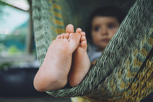 Füße eines kleinen Mädchens in Hängematte liegend, Nahaufnahme - GEMF02652