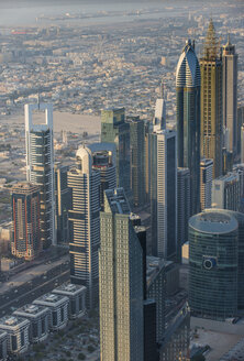 UAE, Dubai, Hochhaus in Down Town Dubai - RUNF00367