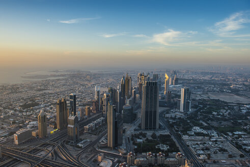 UAE, Dubai, Hochhaus in Down Town Dubai - RUNF00370