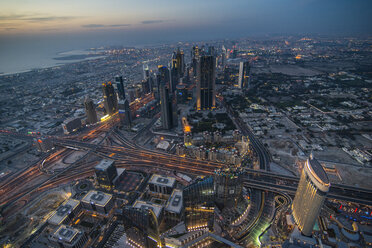 VAE, Dubai, Down Town Dubai und Sheikh Zayed Road in der Abenddämmerung - RUNF00372