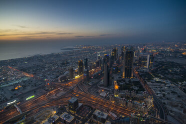 VAE, Dubai, Down Town Dubai und Sheikh Zayed Road in der Abenddämmerung - RUNF00373