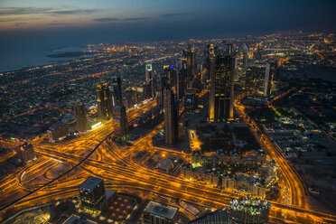 VAE, Dubai, Down Town Dubai und Sheikh Zayed Road in der Abenddämmerung - RUNF00374