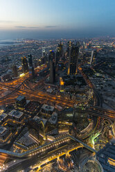 VAE, Dubai, Down Town Dubai und Sheikh Zayed Road in der Abenddämmerung - RUNF00375