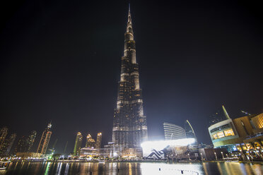 UAE, Dubai, Burj Khalifa bei Nacht - RUNF00376