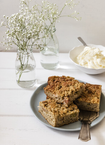 Rhabarberkuchen auf dem Teller, lizenzfreies Stockfoto