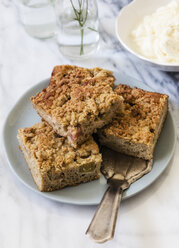 Rhabarberkuchen und Tortenheber auf Teller - EVGF03407