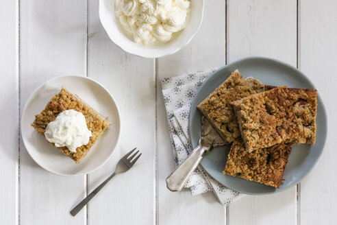 Hausgemachter Rhabarberkuchen mit Schlagsahne - EVGF03408