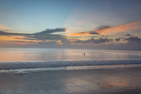 Indonesien, Bali, Jimbaran Strand bei Sonnenuntergang, lizenzfreies Stockfoto