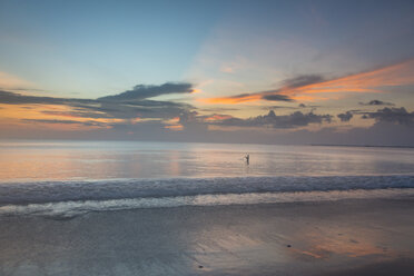 Indonesien, Bali, Jimbaran Strand bei Sonnenuntergang - RUNF00381
