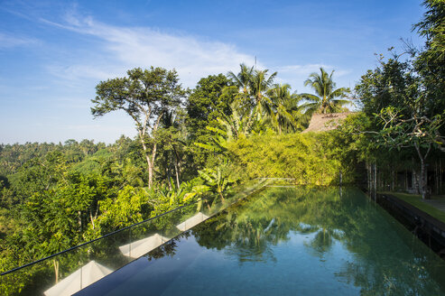 Indonesia, Bali, Ubud, Overflowing pool in the Kamandalu Ubud resort - RUNF00382