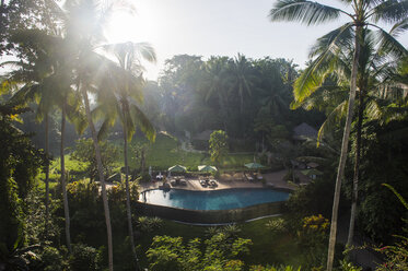 Indonesien, Bali, Ubud, Schwimmbad im Kamandalu Ubud Resort - RUNF00385