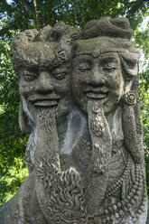 Indonesien, Bali, Ubud, Alte Steinstatue im heiligen Affenwald-Schutzgebiet - RUNF00393