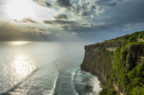 Indonesien, Bali, Uluwatu, Klippe im Bereich des Uluwatu-Tempels - RUNF00397