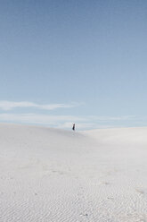 Entfernte Ansicht einer Frau auf einem Feld vor dem Himmel im White Sands National Monument - CAVF59836