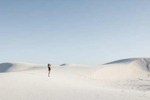 Seitenansicht einer Frau, die im White Sands National Monument vor einem klaren Himmel steht - CAVF59838