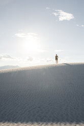 Rückansicht einer Frau, die im White Sands National Monument vor dem Himmel steht - CAVF59839