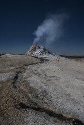 Blick auf die heiße Quelle im Yellowstone-Nationalpark gegen den Himmel - CAVF59843