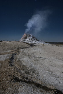 Blick auf die heiße Quelle im Yellowstone-Nationalpark gegen den Himmel - CAVF59843