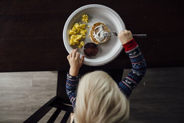 High-Winkel-Ansicht von Baby-Junge essen Essen beim Sitzen durch Esstisch zu Hause - CAVF59977