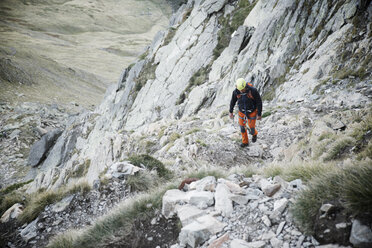 Hohe Winkel Ansicht von Wanderer zu Fuß auf Felsen während Bergsteigen - CAVF60001