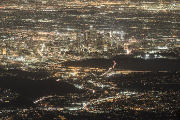 Luftaufnahme einer beleuchteten Stadtlandschaft bei Nacht - CAVF60198