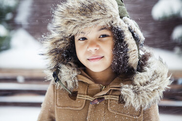 Porträt eines selbstbewussten Mädchens mit warmer Kleidung im Winter - CAVF60285