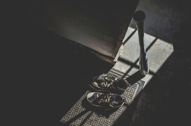 Hohe Winkel Ansicht der Schuhe auf Fußmatte von Baseballschläger zu Hause - CAVF60292