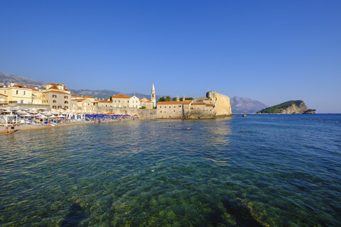 Montenegro, Adriaküste, Budva, Altstadt und Stadtstrand, lizenzfreies Stockfoto