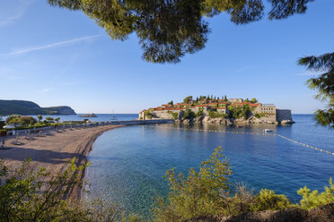 Montenegro, Adriaküste, Hotelinsel Sveti Stefan und Strand, bei Budva - SIEF08203
