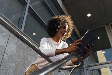 Young casual businesswoman using smartphone - BOYF01265