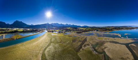 Deutschland, Bayern, Ostallgäu, Füssen, Schwangau, Forggensee, Niedrigwasserstand und Sandbänke, lizenzfreies Stockfoto