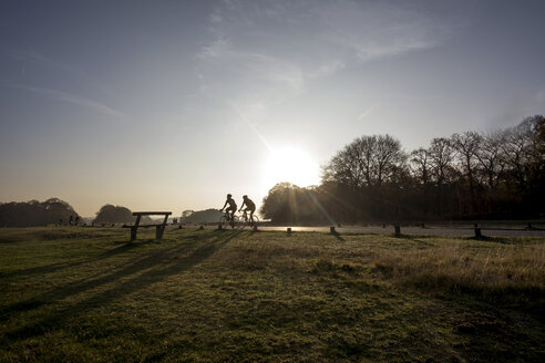 Vereinigtes Königreich, England, London, Radfahrer im Richmond Park in der Morgensonne - LMJF00067