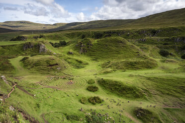 Vereinigtes Königreich, Schottland, Innere Hebriden, Isle of Skye, Uig, Fairy Glen - ELF01984
