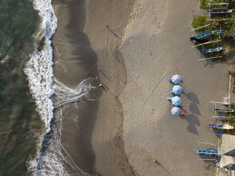 Indonesien, Bali, Canggu, Luftaufnahme von Batu Bolong Strand, lizenzfreies Stockfoto