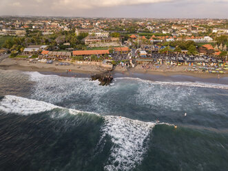 Indonesien, Bali, Canggu, Luftaufnahme von Batu Bolong Strand - KNTF02530