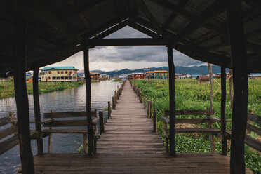 Gazebo über dem Steg am Inle-See gegen den Himmel - CAVF60348