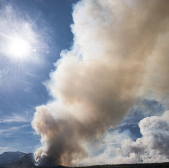 Niedriger Blickwinkel auf Rauch, der während eines Waldbrandes im Grand Teton National Park aus den Bergen aufsteigt - CAVF60352