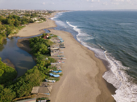 Indonesien, Bali, Luftaufnahme von Berawa Beach - KNTF02531