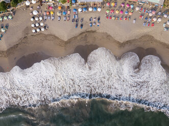 Indonesien, Bali, Luftaufnahme von Berawa Beach - KNTF02536