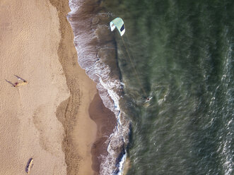 Indonesien, Bali, Berawa Strand, Luftaufnahme eines Kitesurfers - KNTF02540