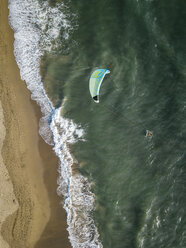 Indonesien, Bali, Berawa Strand, Luftaufnahme eines Kitesurfers - KNTF02542