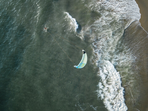 Indonesien, Bali, Berawa Strand, Luftaufnahme eines Kitesurfers, lizenzfreies Stockfoto