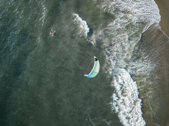 Indonesien, Bali, Berawa Strand, Luftaufnahme eines Kitesurfers - KNTF02543