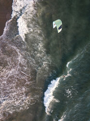 Indonesien, Bali, Berawa Strand, Luftaufnahme eines Kitesurfers - KNTF02544