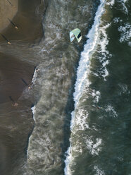 Indonesien, Bali, Berawa Strand, Luftaufnahme eines Kitesurfers - KNTF02545